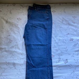 Blue jeans, straight leg